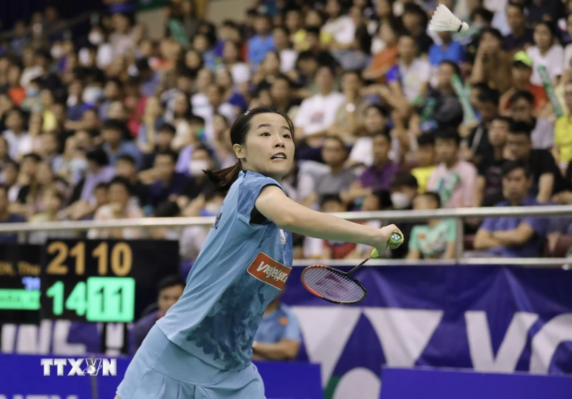 Pha tranh tấn công của tuyển thủ quốc gia Nguyễn Thùy Linh (áo xanh) trước tay vợt người Nhật Bản Akari Kurihara giành ngôi vô địch Giải Cầu lông Vietnam Open 2023. (Ảnh: Thanh Vũ/TTXVN)