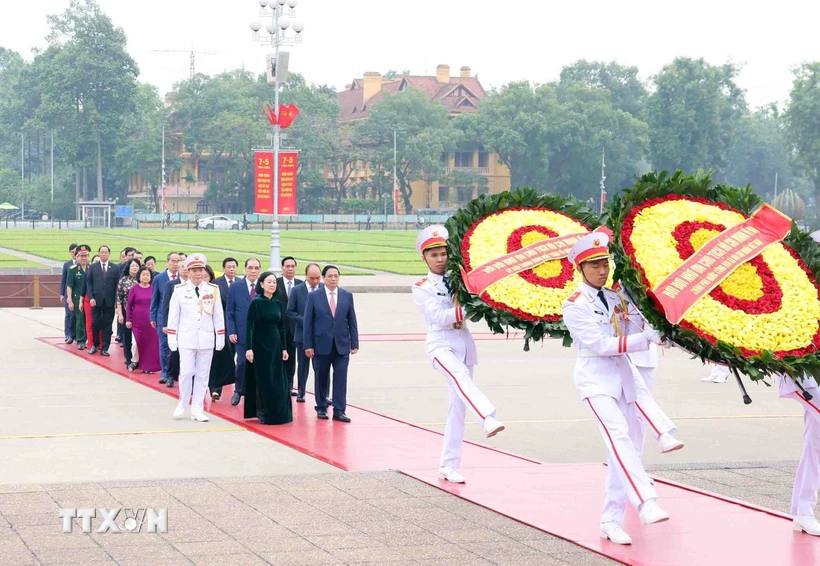 Đoàn đại biểu lãnh đạo, nguyên lãnh đạo Đảng, Nhà nước đến đặt vòng hoa và vào Lăng viếng Chủ tịch Hồ Chí Minh. (Ảnh: Phạm Kiên/ TTXVN)