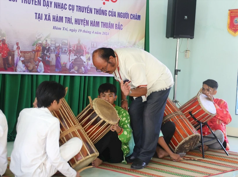 (86)- Bình Thuận: Mở lớp truyền dạy nhạc cụ truyền thống của người Chăm
