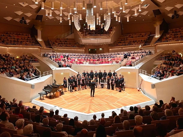Tiết mục “Bèo dạt mây trôi” do Dàn hợp xướng thính phòng Đức biểu diễn tại Nhà hát Berliner Philharmonie. (Ảnh: Phương Hoa/TTXVN)