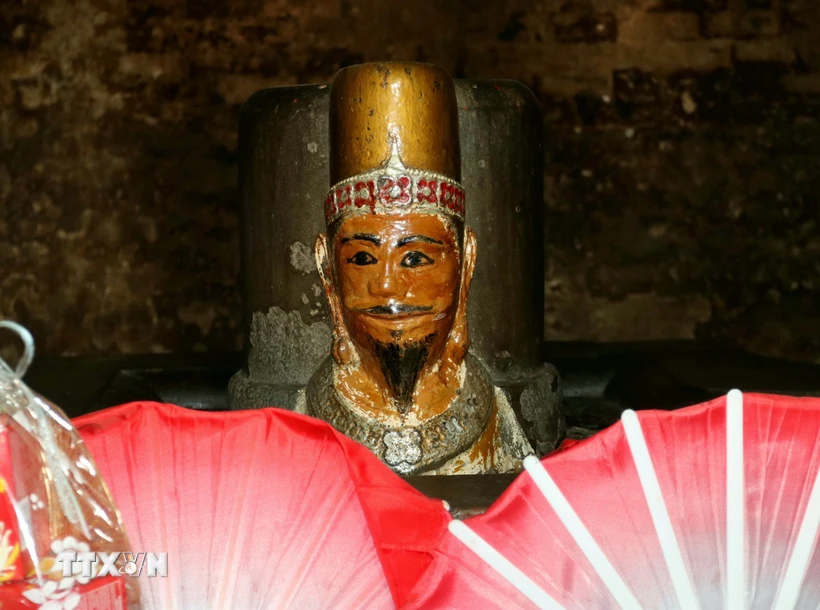 Bảo vật quốc gia Tượng thờ vua Pô Klong Garai hiện đang được thờ tại tháp Pô Klong Garai (phường Đô Vinh, thành phố Phan Rang-Tháp Chàm). (Ảnh: Nguyễn Thành/ TTXVN)