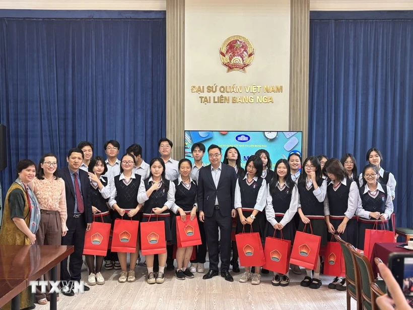Đại diện lãnh đạo Đại sứ quán Việt Nam tại Liên bang Nga, Quỹ “Truyền thông và hữu nghị” tặng quà lưu niệm cho các em học sinh chuyên ngữ và giáo viên. (Ảnh: Tâm Hằng/TTXVN)