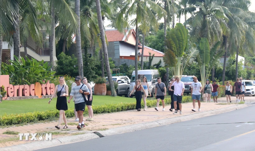 Khách quốc tế đi dạo trên tuyến đường du lịch Hàm Tiến-Mũi Né, thành phố Phan Thiết (Bình Thuận). (Ảnh: Nguyễn Thanh/TTXVN)