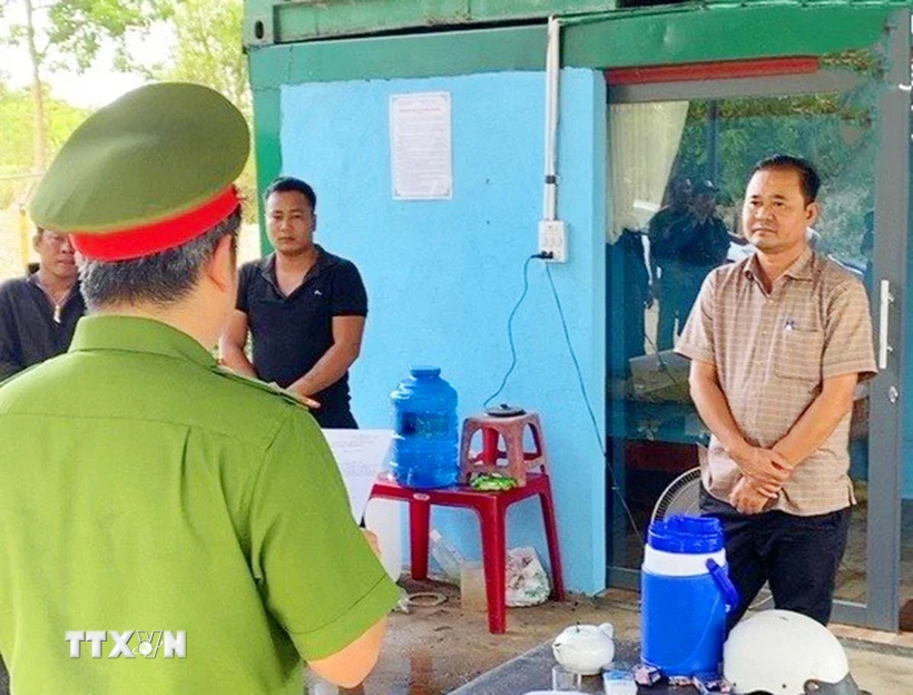 Cơ quan công an tống đạt quyết định khởi tố vụ án, khởi tố bị can đối với ông Phan Đình Thái Anh, Phó giám đốc Công ty Cổ phần Xây dựng Tây Nguyên Gia Lai. (Nguồn: Cơ quan Công an)