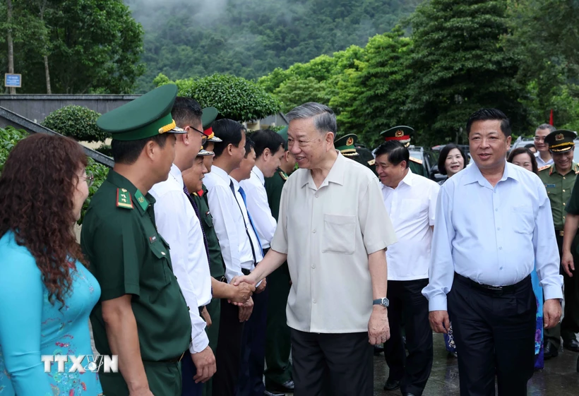 Chủ tịch nước Tô Lâm với các đại biểu tại Khu Di tích Quốc gia Đặc biệt Pác Bó. (Ảnh: Nhan Sáng/TTXVN)