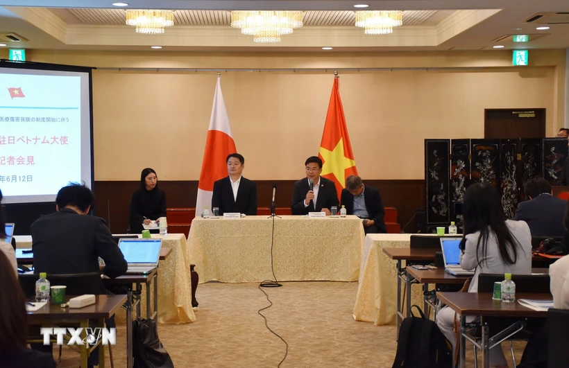 Đại sứ Việt Nam tại Nhật Bản Phạm Quang Hiệu và Thống đốc tỉnh Yamanashi, ông Nagasaki Kotaro, đồng chủ trì cuộc họp báo chung. (Ảnh: Xuân Giao/TTXVN)