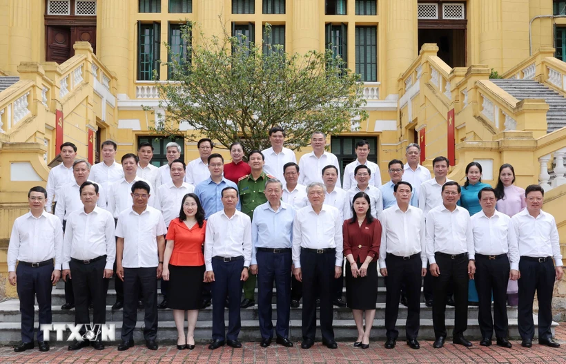 Chủ tịch nước Tô Lâm với lãnh đạo Tòa án Nhân dân Tối cao và các đại biểu. (Ảnh: Nhan Sáng/TTXVN)