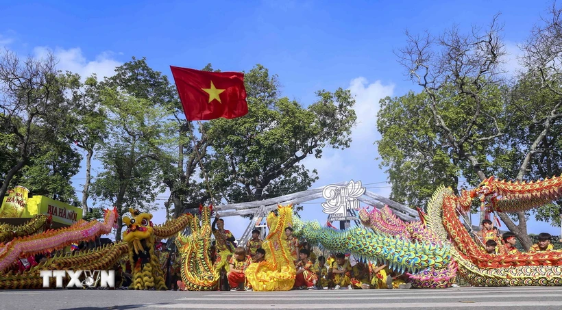 Tiết mục múa rồng trong Festival Thu Hà Nội 2023. (Ảnh: Tuấn Đức/TTXVN)