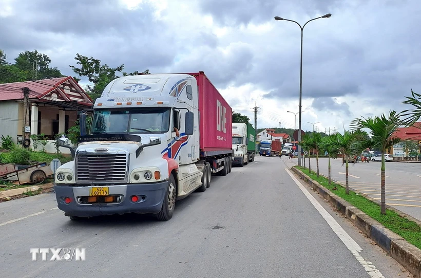 Các phương tiện chở hàng hóa xếp hàng chờ làm thủ tục để xuất cảnh qua Cửa khẩu Quốc tế Lao Bảo. (Ảnh: Nguyên Lý/TTXVN)