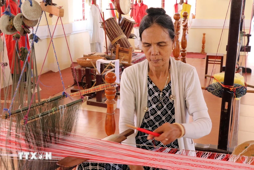 Các nghệ nhân của làng nghề dệt thổ cẩm Mỹ Nghiệp (huyện Ninh Phước) sẽ biểu diễn nghề làm gốm tại “Ngày Văn hóa, Du lịch Ninh Thuận tại Đà Nẵng năm 2024”. (Ảnh: Công Thử/TTXVN)