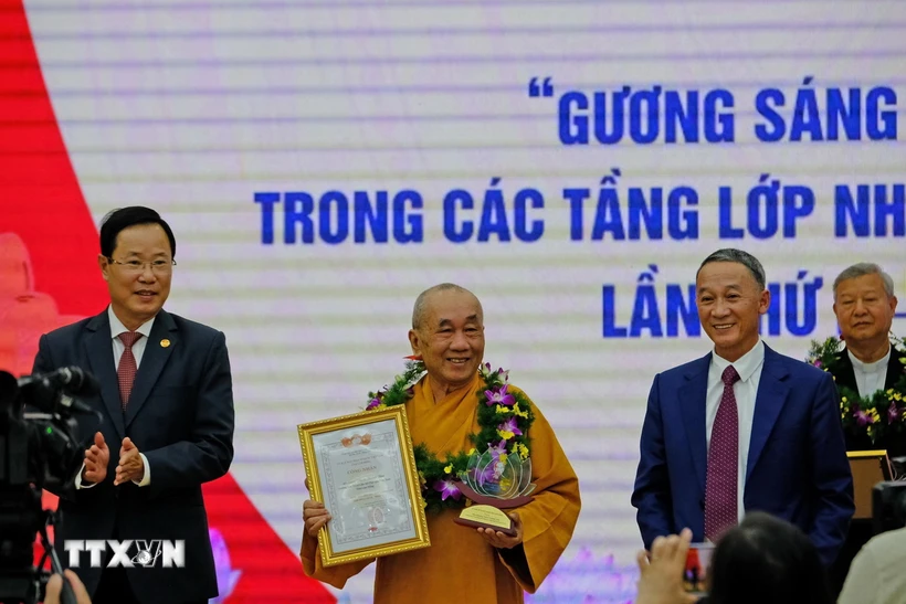 Những cá nhân được tôn vinh trong lễ tôn vinh “Gương sáng đời thường” và 20 năm Ngày hội Đại đoàn kết toàn dân tộc thuộc nhiều thành phần, tôn giáo, dân tộc trên địa bàn tỉnh Lâm Đồng. (Ảnh: Nguyễn Dũng/TTXVN)