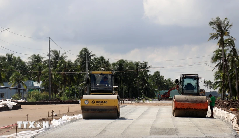 Thi công trên một tuyến đường ở tỉnh Kiên Giang. (Ảnh: Lê Huy Hải/TTXVN)