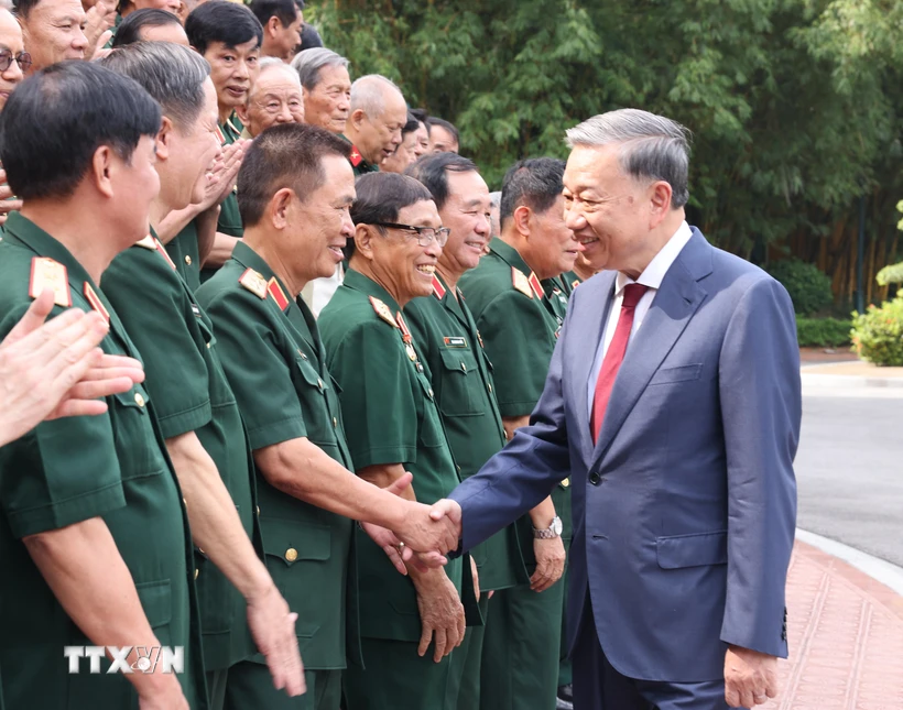 Tổng Bí thư, Chủ tịch nước Tô Lâm gặp mặt cựu chiến binh Sư đoàn 308. (Ảnh: Lâm Khánh/TTXVN)