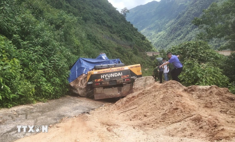 Lực lượng chức năng có mặt tại hiện trường để chỉ đạo công tác khắc phục vụ sạt lở ở Lai Châu. (Ảnh: TTXVN phát)