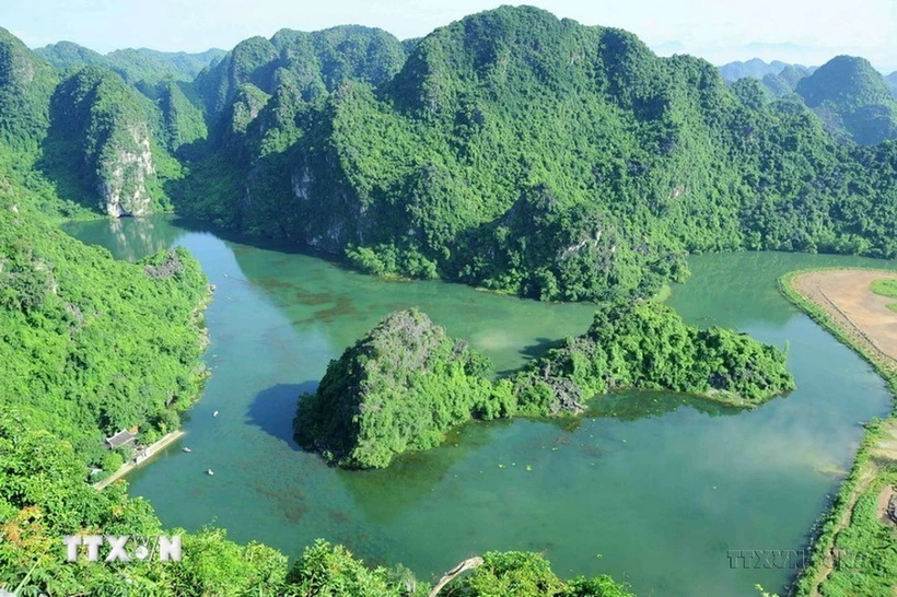 Der als „Ha Long an Land“ bezeichnete Landschaftskomplex Trang An mit seinen fast 100 wunderschönen Höhlen ist Vietnams erstes gemischtes Erbe, das von der UNESCO sowohl aus kulturellen als auch aus natürlichen Gründen als Weltkulturerbe anerkannt wurde. (Foto: Minh Duc/VNA)