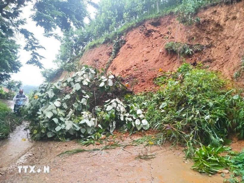 Mưa lớn đã gây sạt lở khoảng 1.000m3 đất đá tại 11 điểm trên các tuyến đường xã ở huyện Văn Yên. (Ảnh: TTXVN phát)