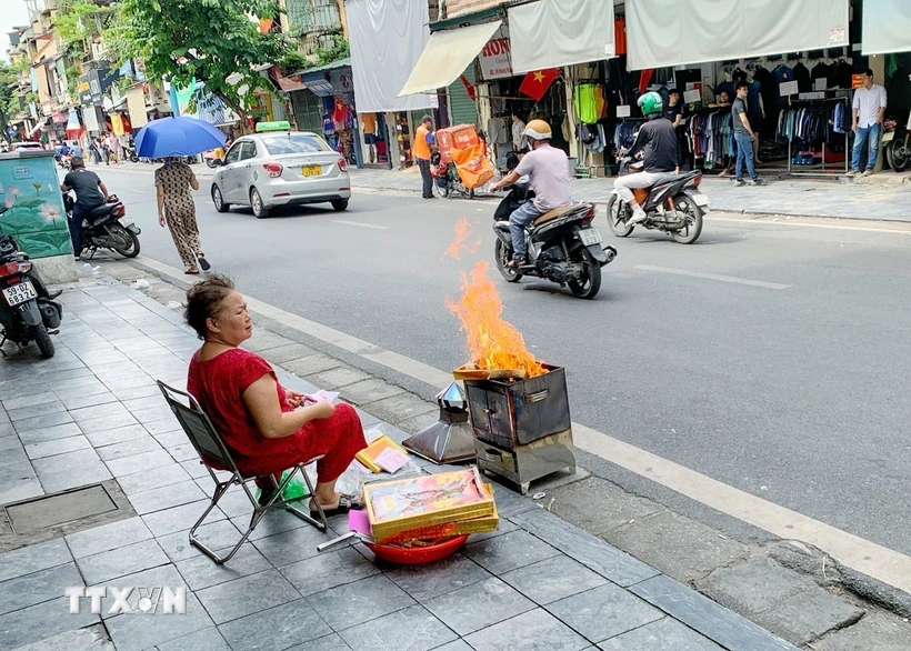 Người dân hóa vàng trên phố Hàng Đào. (Ảnh: Tuấn Đức/ TTXVN)