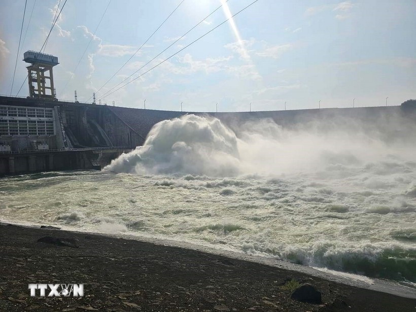 La central hidroeléctrica de Thac Ba libera las aguas de las inundaciones. (Foto: VNA)