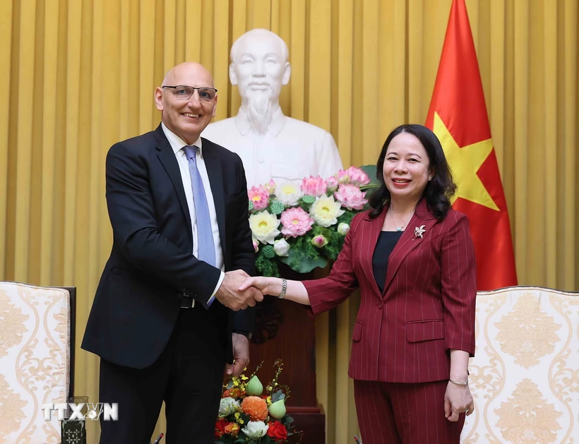 รองประธานาธิบดี Vo Thi Anh Xuan ให้การต้อนรับนาย Elchin Amirbayov ผู้แทนพิเศษของประธานาธิบดีอาเซอร์ไบจาน (ภาพ: อัน ดัง/VNA)