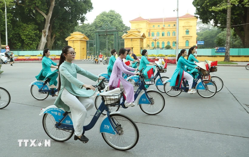 https://imagev3.vietnamplus.vn/w820/Uploaded/2024/ngtnnn/2024_09_01/ttxvn-0109aodai-10-937.jpg.webp