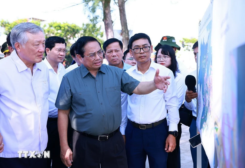 Thủ tướng Phạm Minh Chính khảo sát Dự án nghiên cứu lấn biển phục vụ khu Dịch vụ thương mại tự do. (Ảnh: Dương Giang/TTXVN)