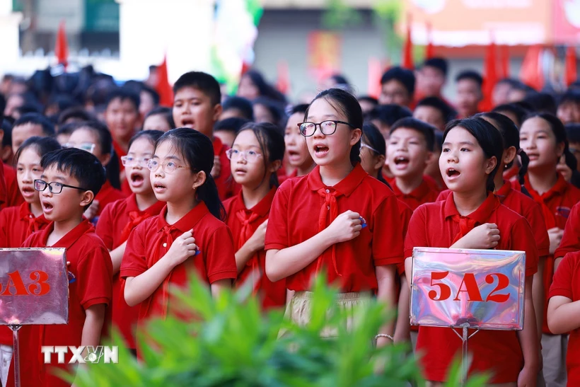 Học sinh Trường Phổ thông Cơ sở Nguyễn Đình Chiểu, Hà Nội khai giảng năm học 2024-2025. (Ảnh: Dương Giang/TTXVN)