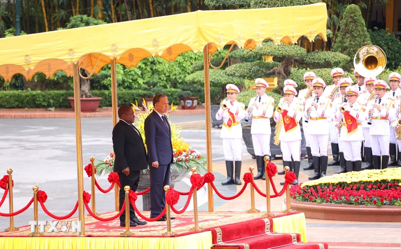 Tổng Bí thư, Chủ tịch nước Tô Lâm và Tổng thống Mozambique Filipe Jacinto Nyusi trên bục danh dự, nghe quân nhạc cử Quốc thiều hai nước. (Ảnh: Lâm Khánh/ TTXVN)