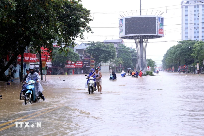 Nhiều tuyến đường của thành phố Tuyên Quang bị ngập. (Ảnh: Quang Cường/ TTXVN)