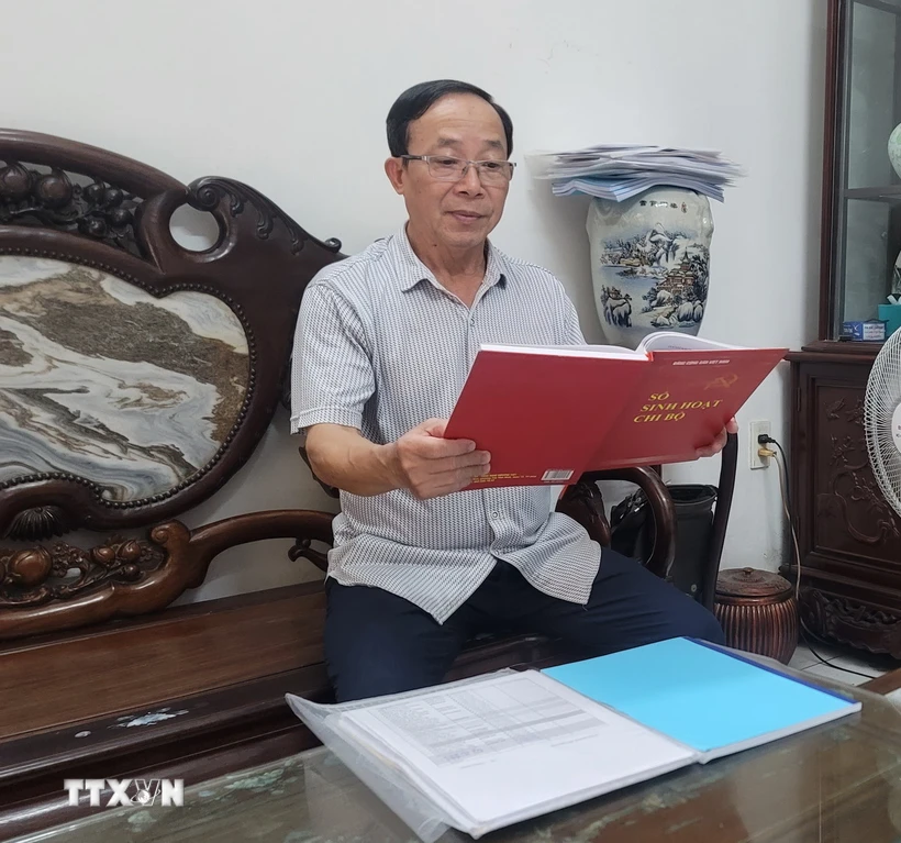 Thiếu tá Bùi Công Biên, Bí thư Chi bộ 7 phường Xuân La, quận Tây Hồ (Hà Nội). (Ảnh: Phương Anh/TTXVN)