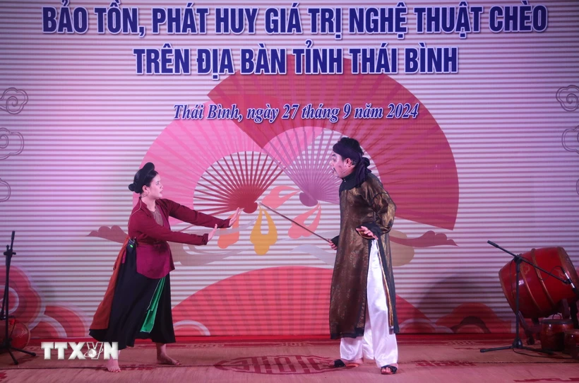 Trích đoạn "Lý trưởng mẹ Đốp" trong vở chèo "Quan âm Thị Kính" được trình diễn tại hội thảo. (Ảnh: Thu Hoài/ TTXVN)