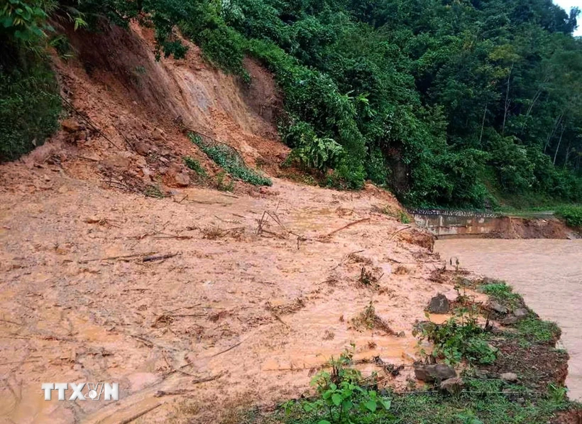 Hiện nay, 4 bản (Đửa, Minh Thành, Minh Tiến, Chăm Puông) của xã Lượng Minh, huyện Tương Dương (Nghệ An) đang bị cô lập hoàn toàn do sạt lở đất tại đầu bản Đửa. (Ảnh: TTXVN phát)