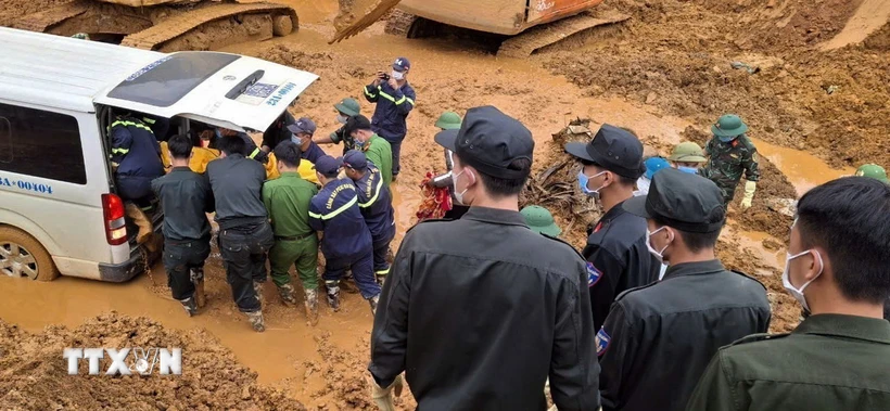 Cán bộ, chiến sỹ Công an tỉnh Hà Giang tìm thấy thi thể nạn nhân mất tích cuối cùng trong vụ sạt lở nghiêm trọng vào sáng 29/9 tại Quốc lộ 2, Km 51 thôn Nậm Buông, xã Việt Vinh, huyện Bắc Quang. (Ảnh: TTXVN phát)