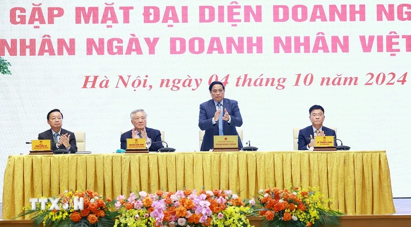 Thủ tướng Phạm Minh Chính gặp mặt đại diện doanh nghiệp nhân Ngày Doanh nhân Việt Nam (13/10). (Ảnh: Dương Giang/TTXVN)