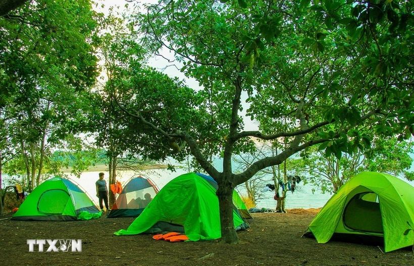 Cắm trại, ngủ lều trong không gian sinh thái hồ Trị An, Khu Bảo tồn Thiên nhiên-Văn hoá Đồng Nai. (Ảnh: Hồng Đạt/TTXVN)