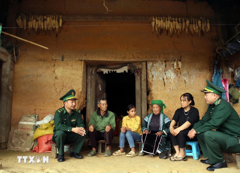 Cán bộ Đồn Biên Dào San (Lai Châu) vận động người dân tham gia phong trào toàn dân tố giác tội phạm. (Ảnh: Quý Trung/TTXVN)