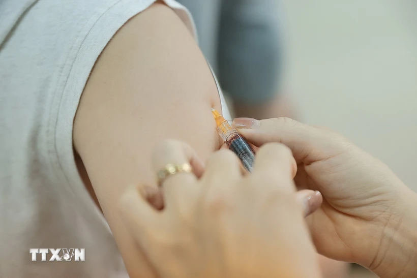 Nhân viên y tế tiêm vaccine phòng bệnh cho người dân. (Ảnh: Minh Quyết/TTXVN)