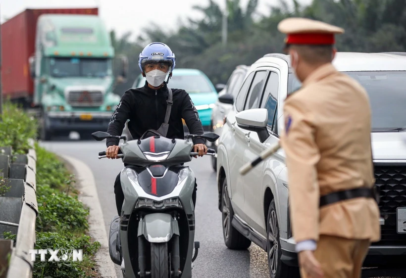 Một trường hợp người điều khiển xe máy đi vào cao tốc bị dừng xe, kiểm tra và xử lý theo pháp luật. Ảnh minh họa. (Ảnh: Phạm Kiên/TTXVN)