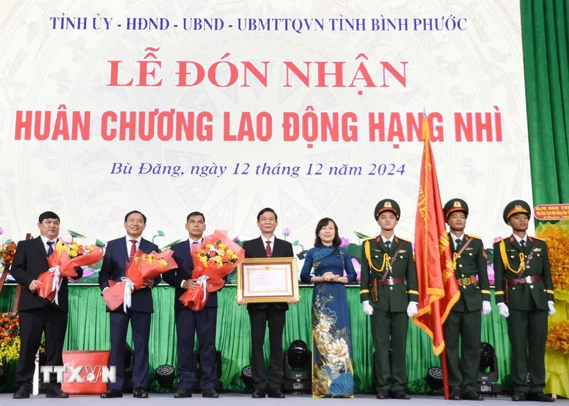 Chính quyền và Nhân dân huyện Bù Đăng đón nhận Huân chương Lao động hạng Nhì. (Ảnh: Nhật Bình/TTXVN)