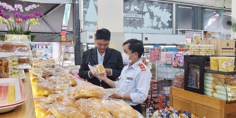 Lực lượng chức năng tỉnh Đắk Lắk kiểm tra, kiểm soát thị trường và an toàn thực phẩm dịp Tết Nguyên đán Quý Mão 2023. (Ảnh: TTXVN phát)