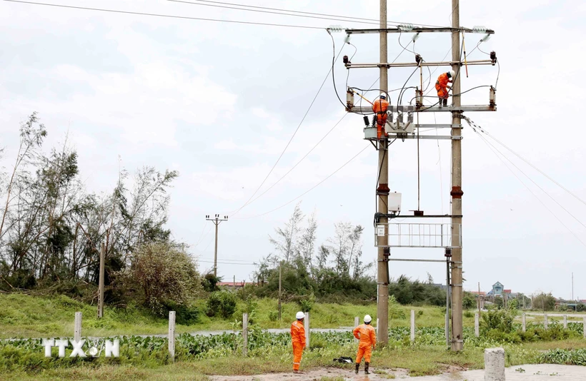 Nhân viên Công ty Điện lực huyện Thái Thụy (Thái Bình) khắc phục sự cố điện. (Ảnh: Thế Duyệt/TTXVN)