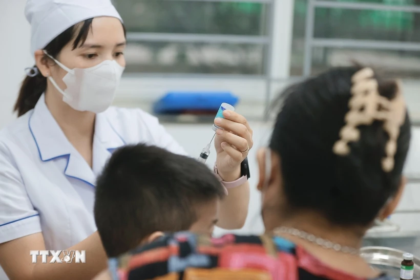 Nhân viên y tế tiêm vaccine phòng sởi-rubella cho trẻ tại phường Mễ Trì, quận Nam Từ Liêm. (Ảnh: Minh Quyết/TTXVN)