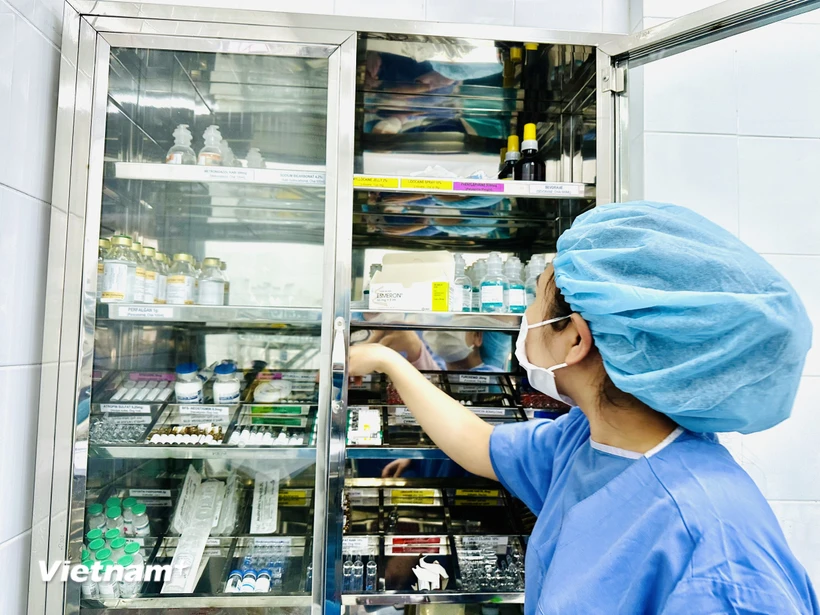 Nhân viên y tế lấy thuốc phục vụ phẫu thuật. (Ảnh: T.G/Vietnam+)