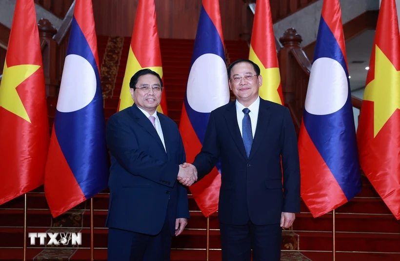 Thủ tướng Phạm Minh Chính và Thủ tướng Lào Sonexay Siphandone. (Ảnh: Dương Giang/TTXVN) 