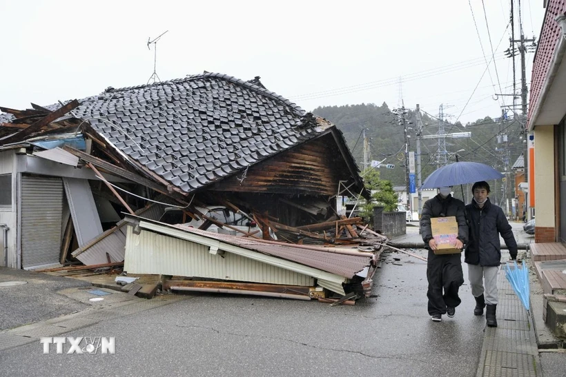 Một ngôi nhà đổ sập sau động đất tại tỉnh Ishikawa, Nhật Bản. (Ảnh: Kyodo/TTXVN) 