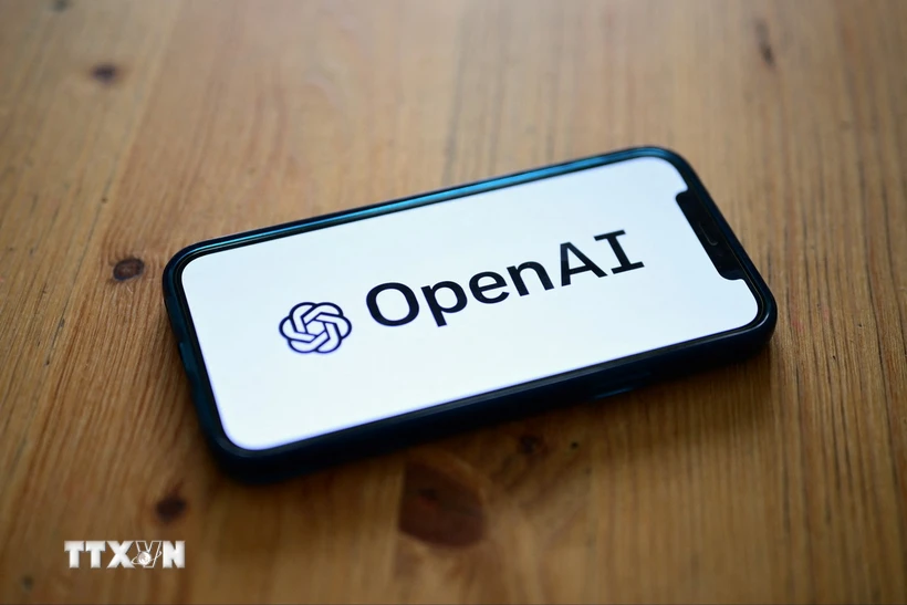 Biểu tượng OpenAI trên màn hình điện thoại di động. (Ảnh: AFP/TTXVN)
