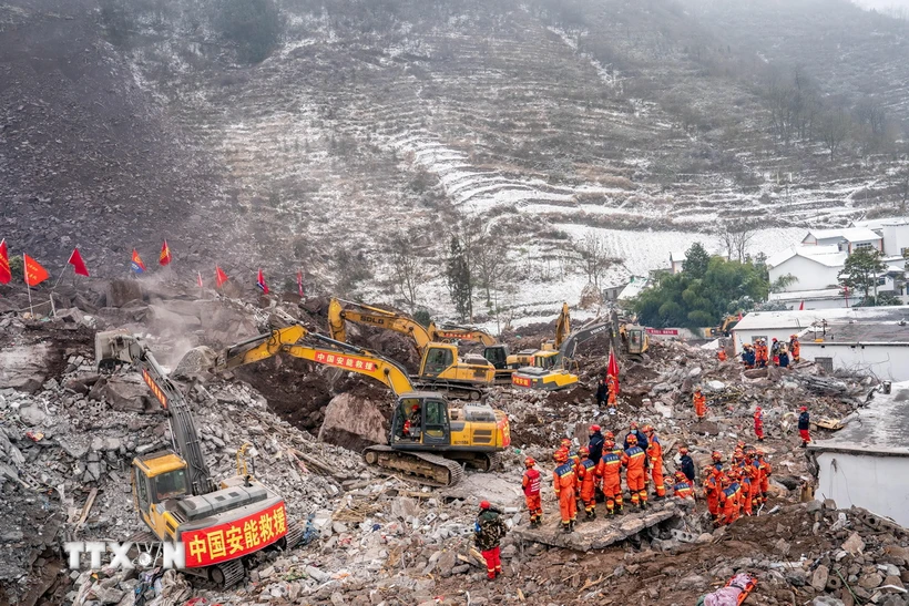 Lực lượng cứu hộ tìm kiếm người mất tích sau vụ lở đất tại Chiêu Thông, tỉnh Vân Nam, Trung Quốc. (Ảnh: THX/TTXVN)
