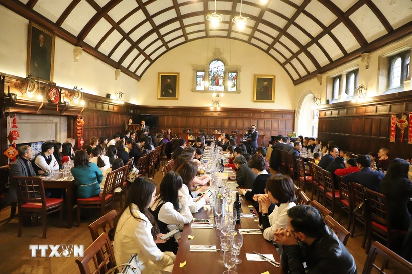 Hội sinh viên Việt Nam tại Cambridge và VIS tổ chức đón Tết Giáp Thìn tại trường Westminster, Đại học Cambridge. (Ảnh: Hải Vân/TTXVN)