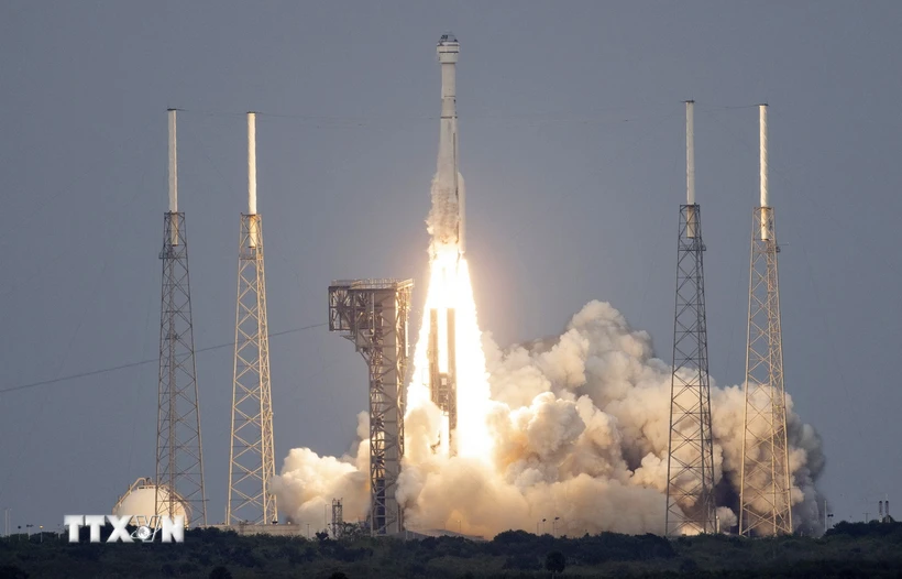 Tên lửa đẩy Atlas V mang theo tàu vũ trụ CST-100 Starliner của Hãng Boeing rời bệ phóng tại Trạm không quân Mũi Canaveral ở Florida, Mỹ ngày 19/5/2022. (Ảnh: AFP/TTXVN)