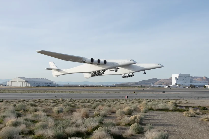 Máy bay vận tải khổng lồ mang theo Talon-A-1 cất cánh từ Cảng Hàng không và Vũ trụ Mojave. (Nguồn: Stratolaunch)