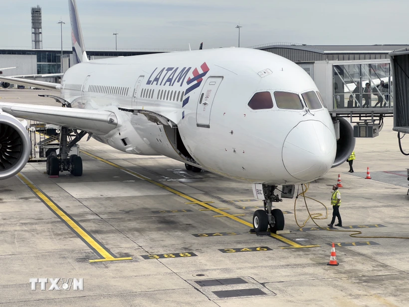 Máy bay Boeing 787 Dreamliner của hãng hàng không Latam Airlines. (Ảnh: AFP/TTXVN)